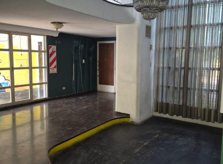 Casa · 300m² · 8 Ambientes · 1 Cochera