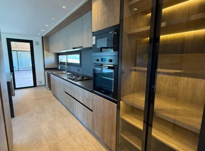 Casa · 400m² · 6 Ambientes · 3 Cocheras