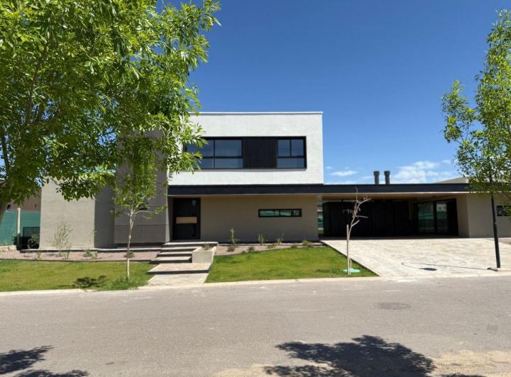 Casa · 339m² · 7 Ambientes · 2 Cocheras