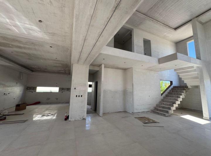 Casa · 386m² · 7 Ambientes · 2 Cocheras