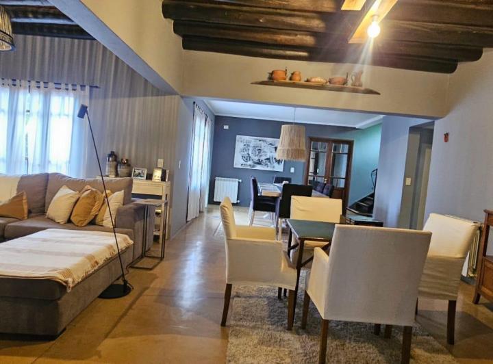 Casa · 270m² · 4 Dormitorios · 2 Cocheras
