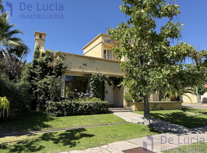 Casa · 320m² · 6 Ambientes · 2 Cocheras