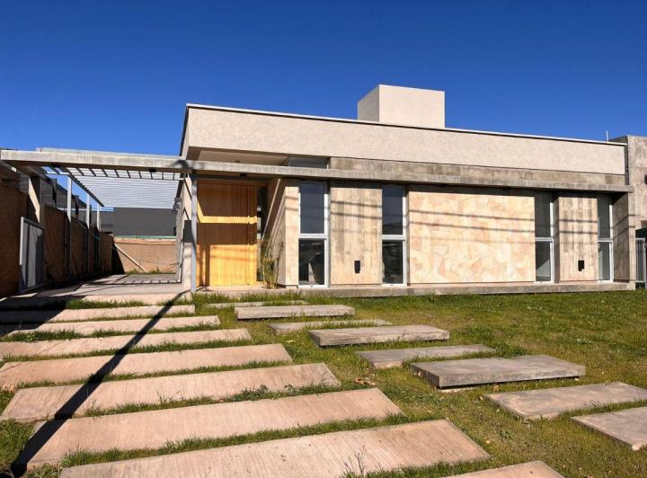 Casa · 105m² · 5 Ambientes · 2 Cocheras