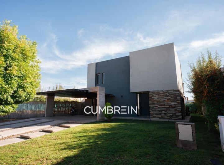 Casa · 156m² · 3 Ambientes · 2 Cocheras
