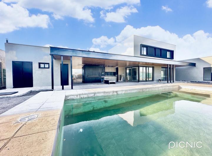 Casa · 400m² · 6 Ambientes · 3 Cocheras