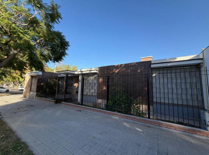 Casa · 200m² · 6 Ambientes · 2 Cocheras