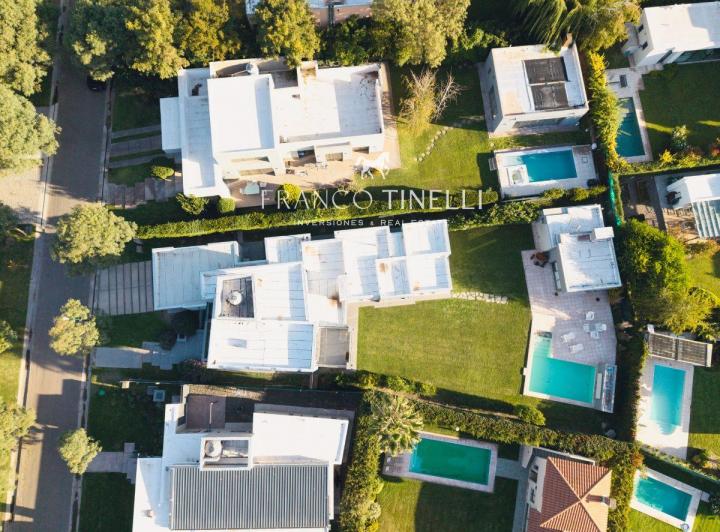 Casa · 438m² · 12 Ambientes · 2 Cocheras