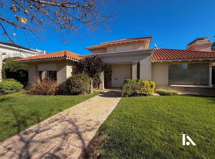 Casa · 413m² · 5 Ambientes · 2 Cocheras
