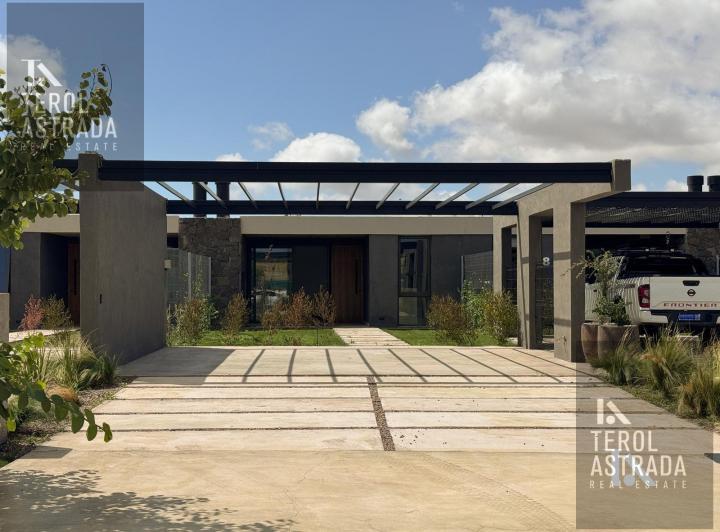 Casa · 87m² · 3 Ambientes · 2 Cocheras
