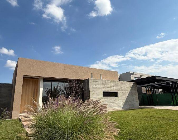 Casa · 200m² · 5 Ambientes · 2 Cocheras