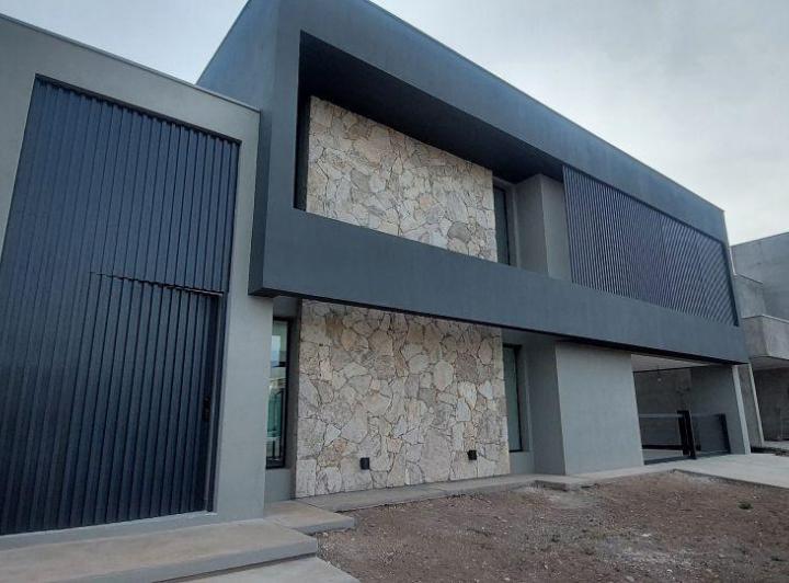 Casa · 190m² · 5 Ambientes · 2 Cocheras