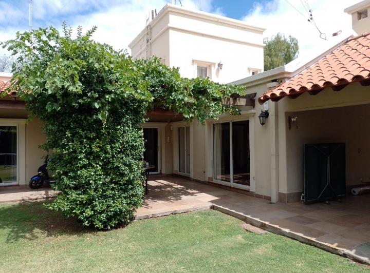 Casa · 296m² · 3 Dormitorios · 4 Cocheras
