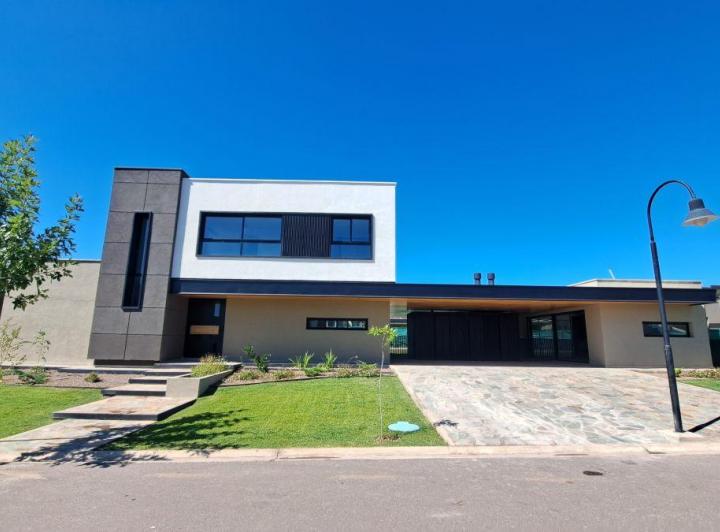 Casa · 255m² · 6 Ambientes · 3 Cocheras