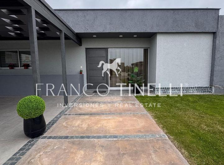 Casa · 185m² · 6 Ambientes · 2 Cocheras