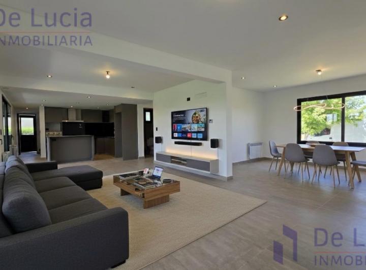 Casa · 272m² · 6 Ambientes · 2 Cocheras