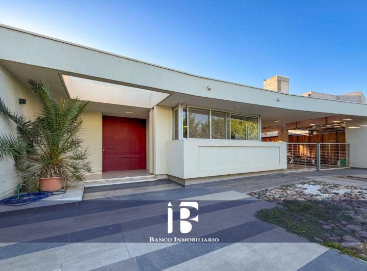 Casa · 256m² · 8 Ambientes · 2 Cocheras