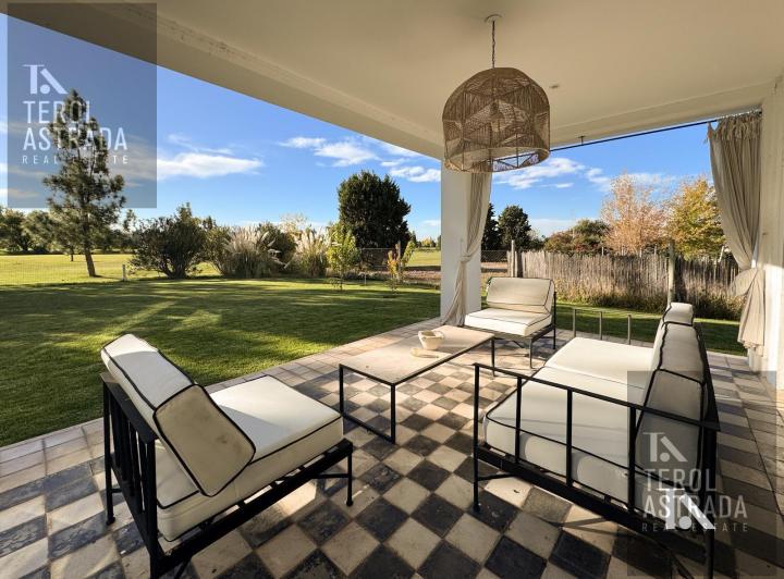 Casa · 410m² · 4 Ambientes · 2 Cocheras