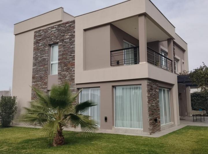 Casa · 325m² · 6 Ambientes · 3 Cocheras