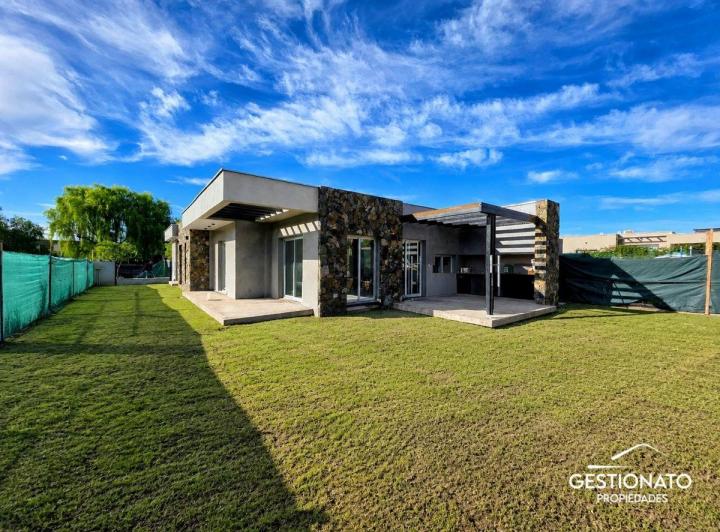 Casa · 146m² · 2 Dormitorios · 2 Cocheras