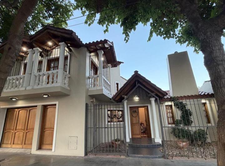 Casa · 199m² · 7 Ambientes · 2 Cocheras