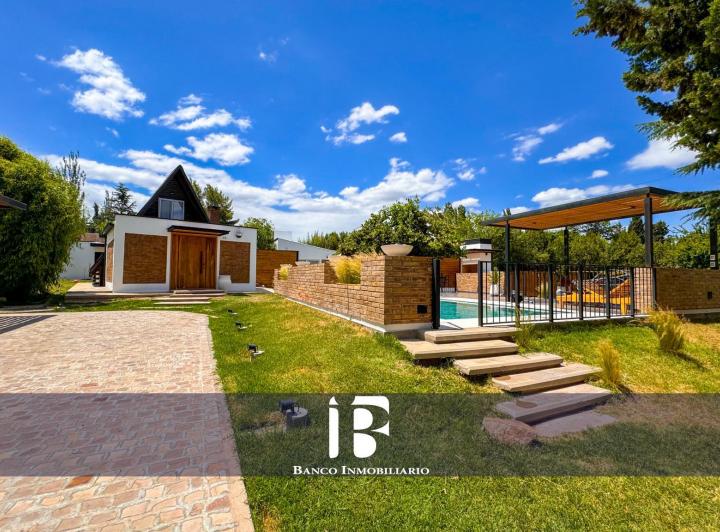Casa · 227m² · 8 Ambientes · 4 Cocheras