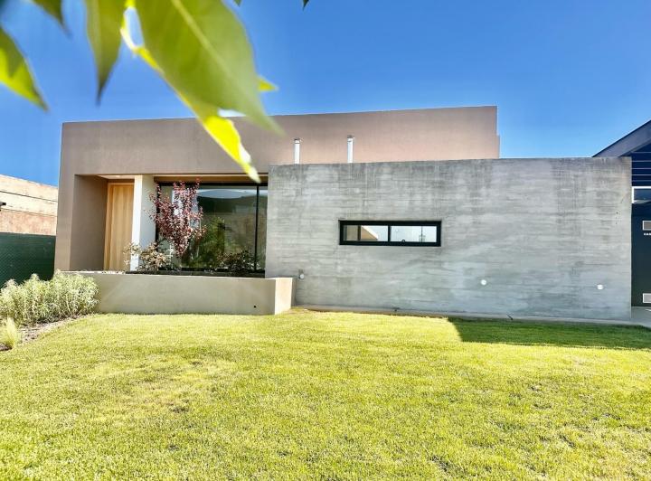 Casa · 500m² · 4 Ambientes · 2 Cocheras