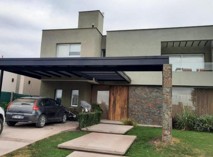 Casa · 200m² · 4 Ambientes · 2 Cocheras