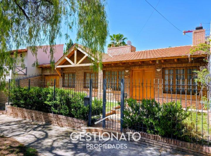 Casa · 226m² · 1 Ambiente · 2 Cocheras