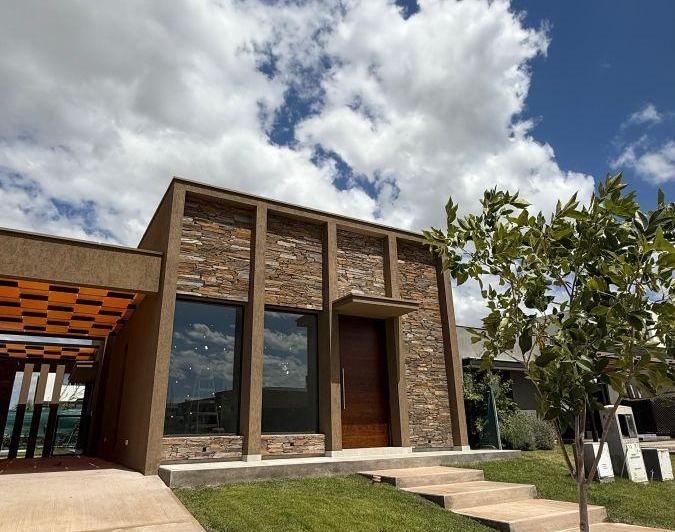 Casa · 185m² · 5 Ambientes · 2 Cocheras