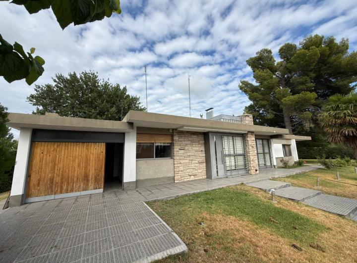 Casa · 298m² · 10 Ambientes · 1 Cochera