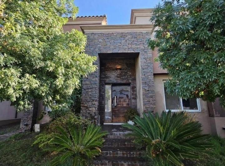 Casa · 350m² · 7 Ambientes · 3 Cocheras