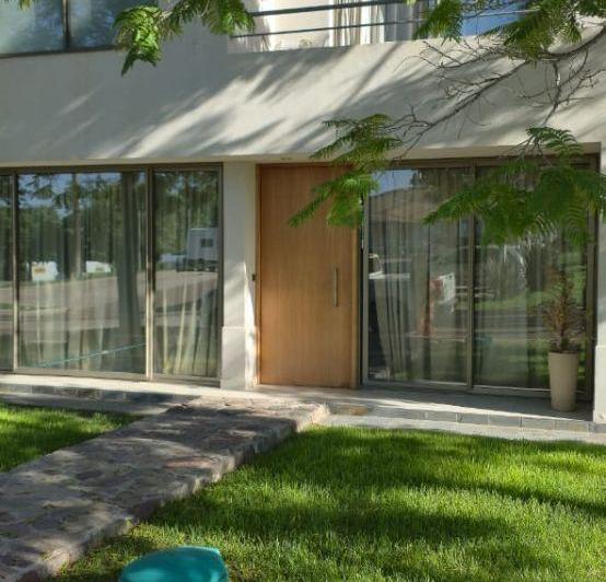 Casa · 195m² · 5 Ambientes · 2 Cocheras