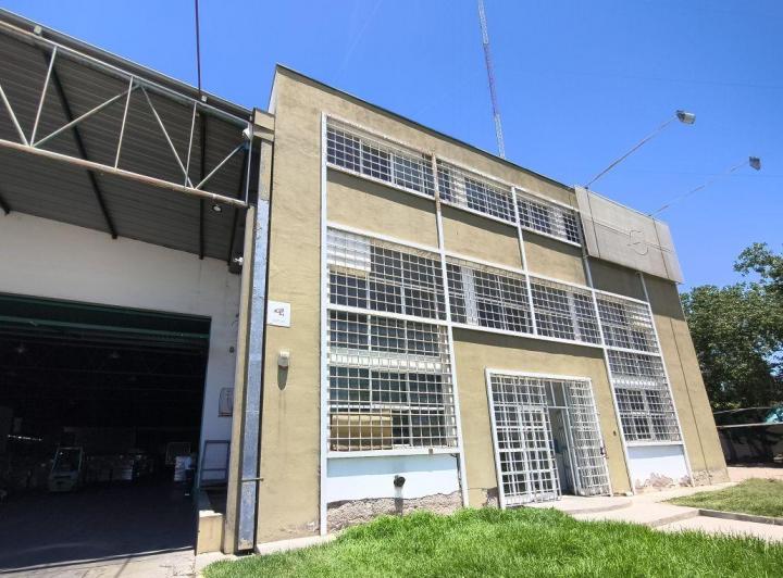 Bodega-Galpón · 1690m² · 20 Ambientes