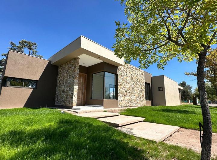 Casa · 169m² · 5 Ambientes · 2 Cocheras