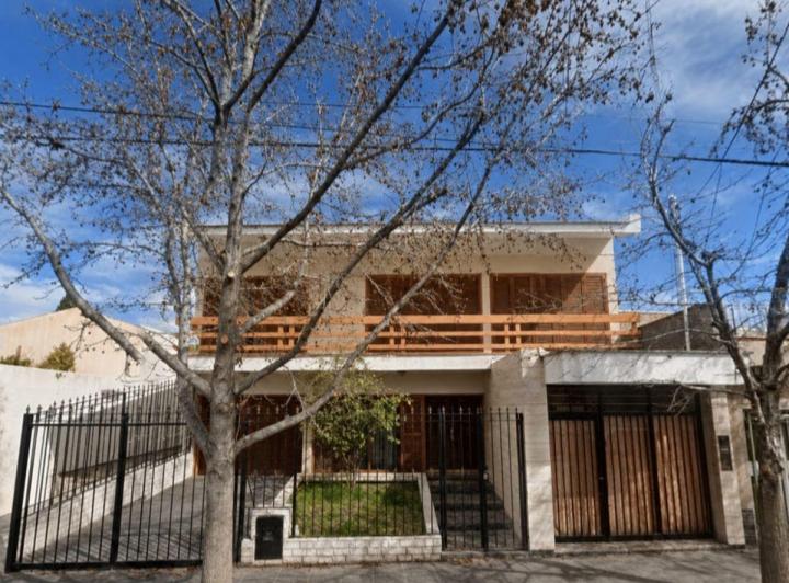 Casa · 300m² · 3 Ambientes · 1 Cochera