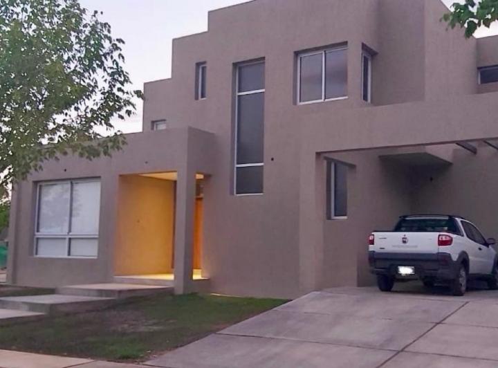 Casa · 200m² · 4 Dormitorios · 2 Cocheras