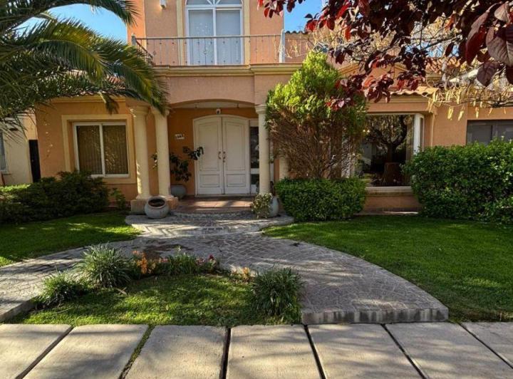 Casa · 310m² · 6 Ambientes · 2 Cocheras