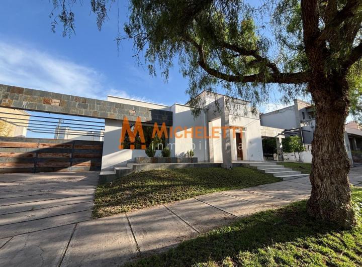 Casa · 235m² · 6 Ambientes · 2 Cocheras