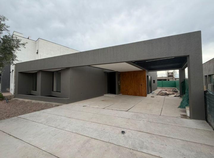 Casa · 215m² · 6 Ambientes · 1 Cochera
