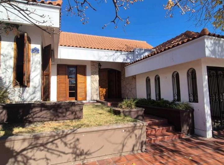 Casa · 193m² · 11 Ambientes · 2 Cocheras