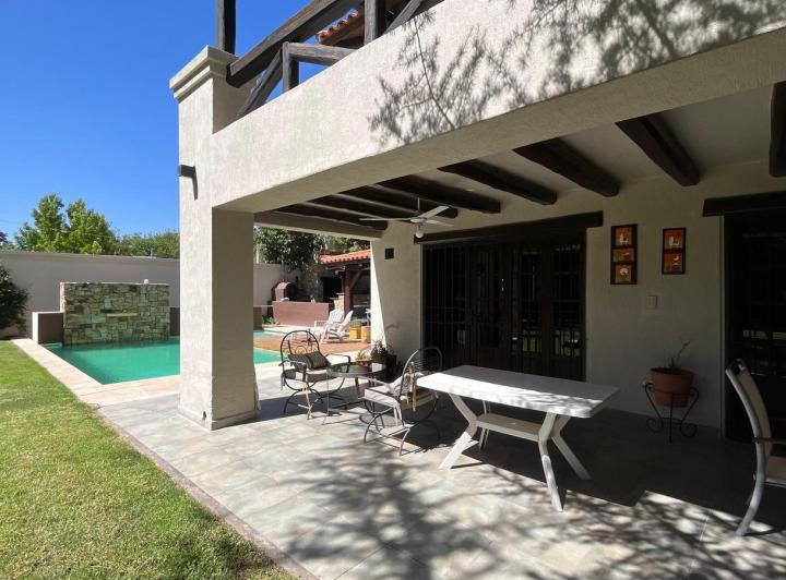 Casa · 409m² · 8 Ambientes · 2 Cocheras