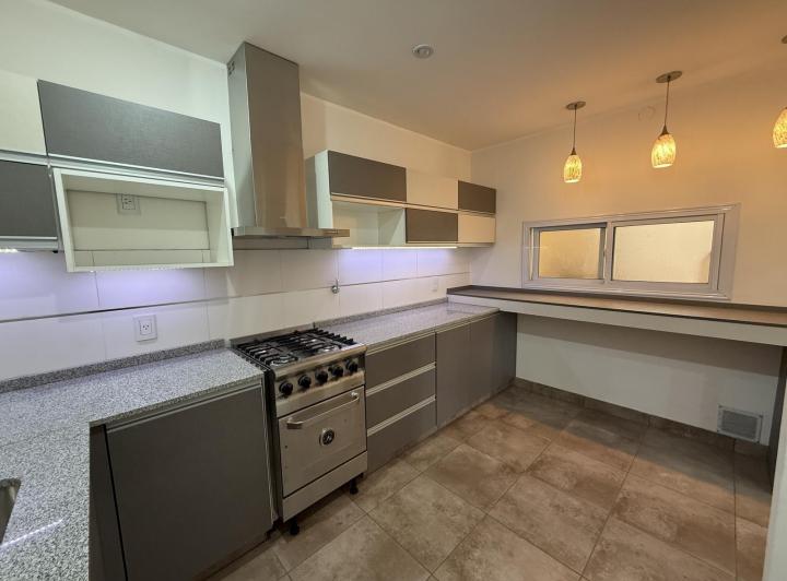 Casa · 240m² · 8 Ambientes · 1 Cochera