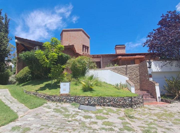 Casa · 419m² · 10 Ambientes · 2 Cocheras