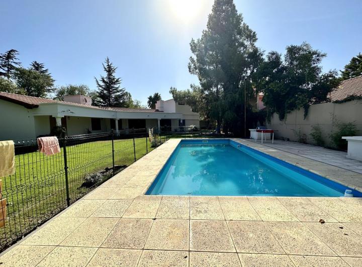Casa · 395m² · 5 Dormitorios · 4 Cocheras