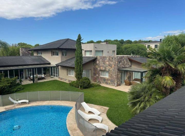 Casa · 1000m² · 9 Ambientes · 6 Cocheras