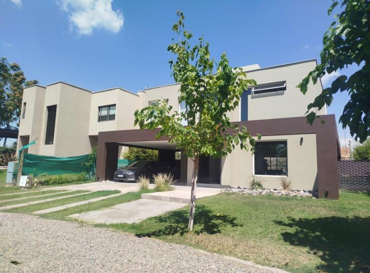 Casa · 267m² · 7 Ambientes · 2 Cocheras