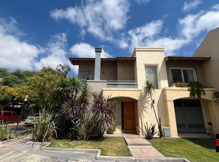 Casa · 225m² · 3 Dormitorios · 1 Cochera
