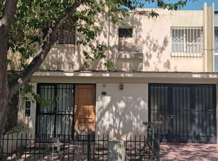 Casa · 140m² · 7 Ambientes · 3 Cocheras