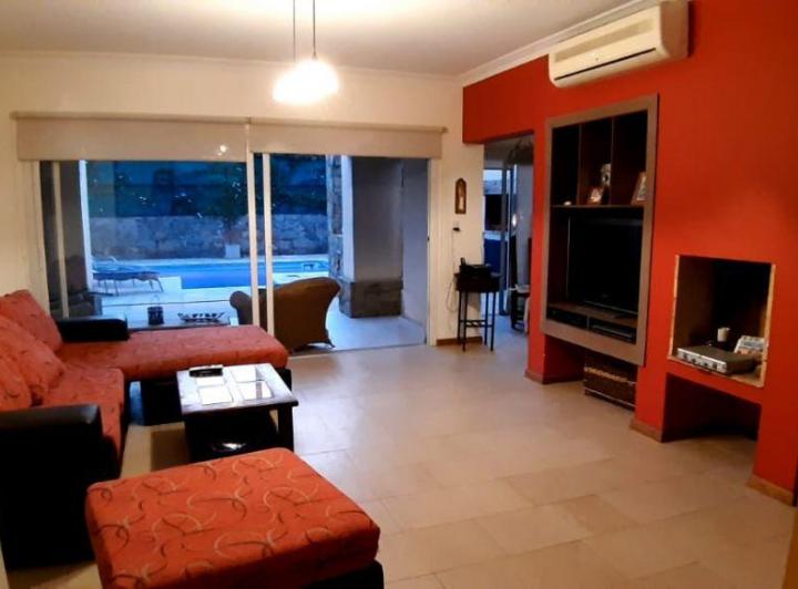 Casa · 340m² · 6 Ambientes · 2 Cocheras