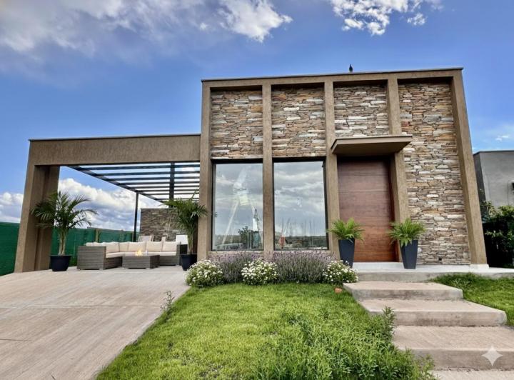 Casa · 500m² · 4 Ambientes · 2 Cocheras